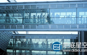视频素材:高清实拍商务楼玻璃过道人群人流