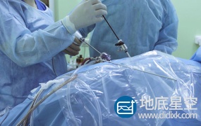 视频素材:实拍4K分辨率医生腹腔镜手术台操作场景素材