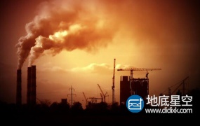 视频素材:实拍夕阳下远处工厂工业烟囱里冒出黑烟破坏环境大气污染