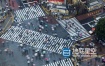 视频素材-延时汽车人群穿越十字路口繁忙旅游经济视频