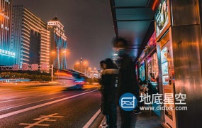 视频素材-夜晚城市公交车站人流车流延时素材