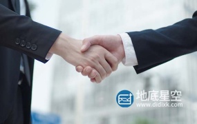 视频素材-实拍商务西装室外握手特写合作成功