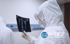 视频素材-实拍医生疫情期间医生穿防护服临床问诊检测