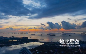 视频素材-美丽的日出照射在数百艘货船停泊在新加坡海岸附近