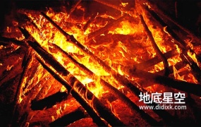 视频素材-原木的大篝火在森林的夜晚燃烧