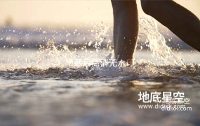 视频素材-人走在水里趟水溅起水花