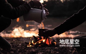 视频素材-人们在篝火旁倒一杯热饮视频