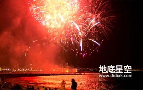 视频素材-烟花照亮海滩的天空