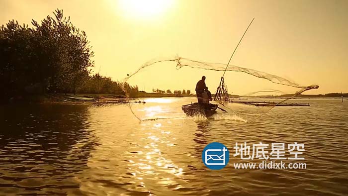 视频素材-夕阳下渔民湖边撒网捕鱼