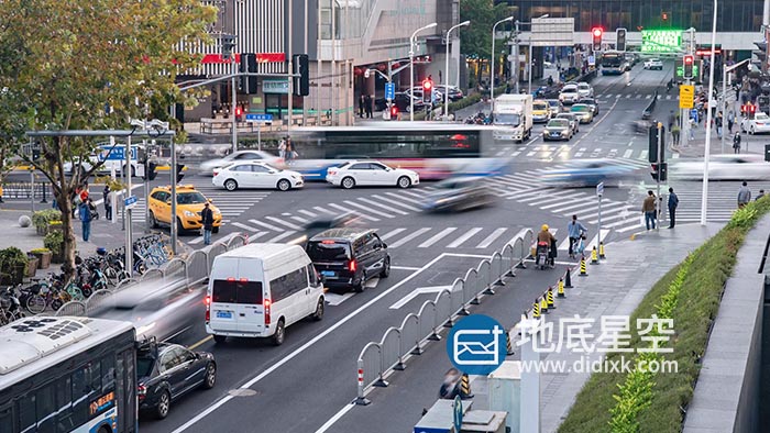 视频素材-大气城市交通车水马龙行人延时摄影视频