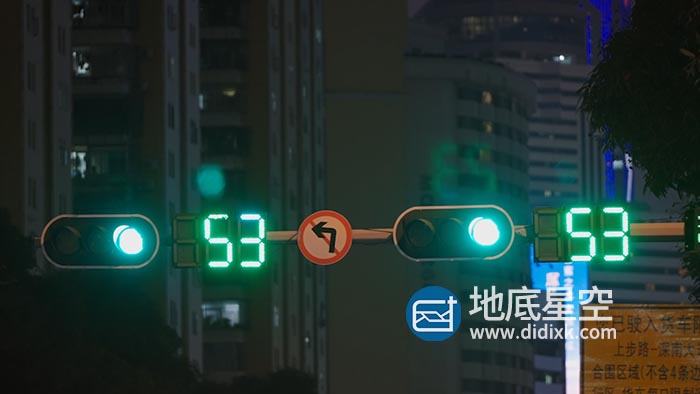 视频素材-实拍深圳夜晚城市马路红录的街道交通车流人流