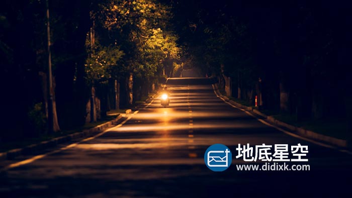 素材资源-实拍夜晚路灯下寂静马路上车辆行驶