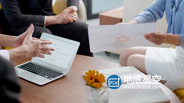 视频素材-企业商务谈论工作文件电脑室内实拍