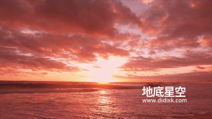 视频素材-实拍太阳光洒海面上海滩海浪上夕阳红云背后金黄色