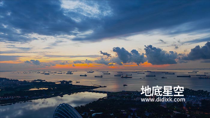 视频素材-美丽的日出照射在数百艘货船停泊在新加坡海岸附近