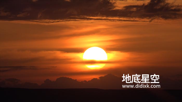 视频素材-实拍黄昏乌云层上的日落视频
