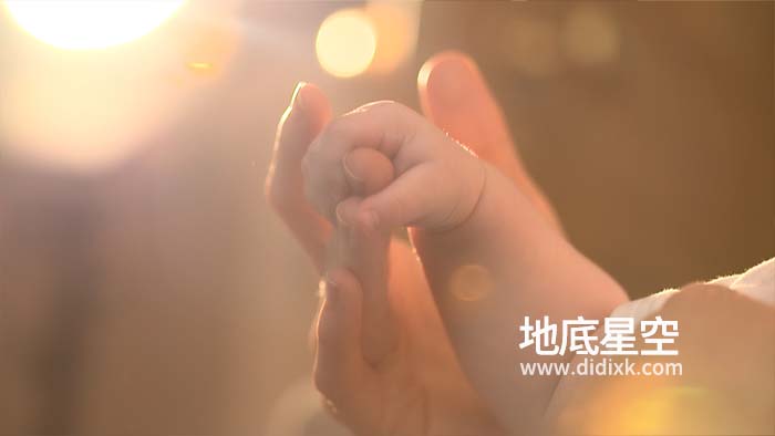 视频素材-实拍婴儿握着母亲的手指视频