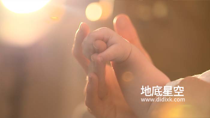 视频素材-实拍婴儿握着母亲的手指视频
