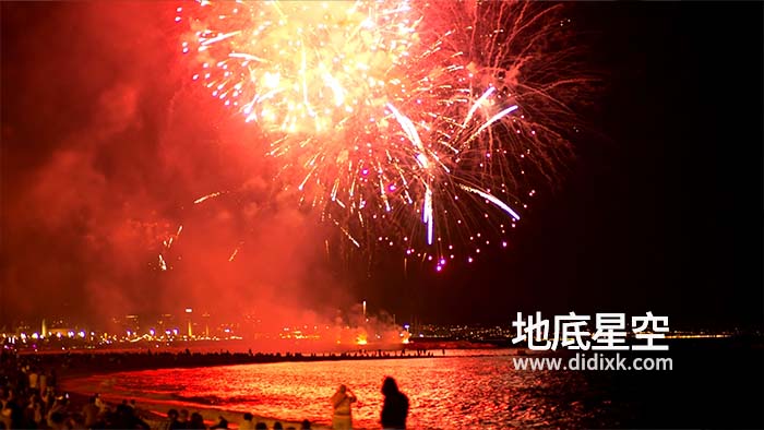 视频素材-烟花照亮海滩的天空